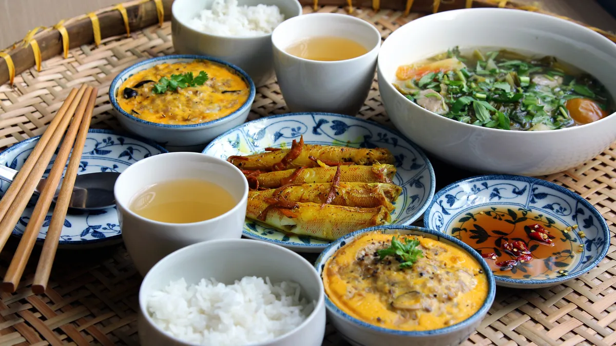 ベトナムの家庭料理に見る盛り付けの美学なぜ料理は一つの丸いお盆に並べられるのか