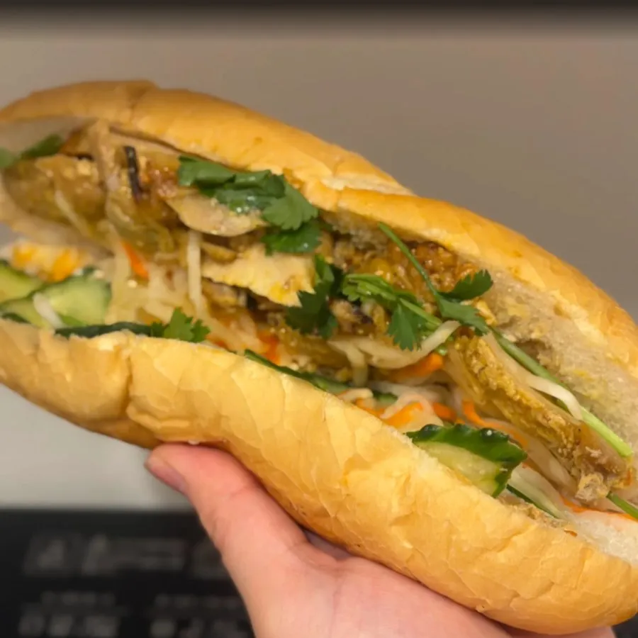職場のデスクで食べるバインミーのランチ
