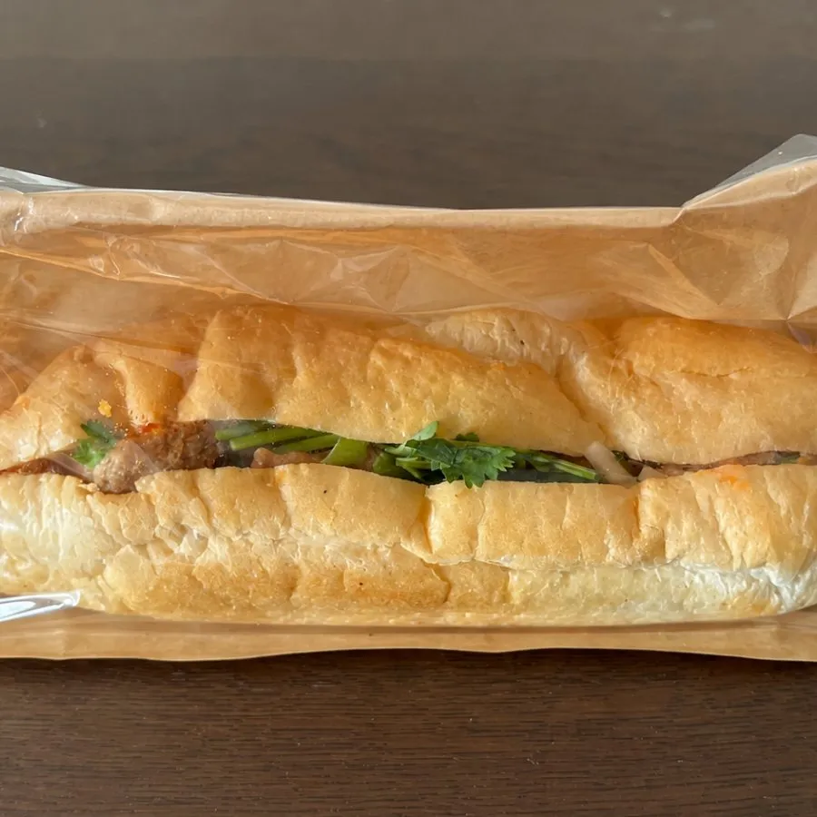 紙に包んだまま片手で食べられるバインミー