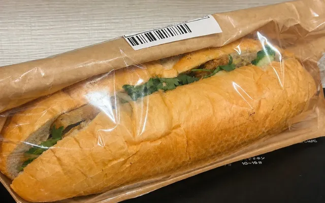 テイクアウト用に包装したベト屋のバインミー