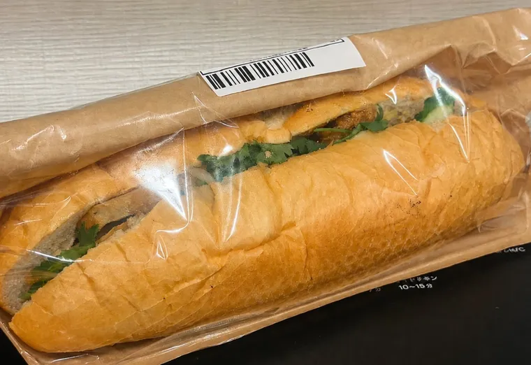 テイクアウト用に包装したベト屋のバインミー