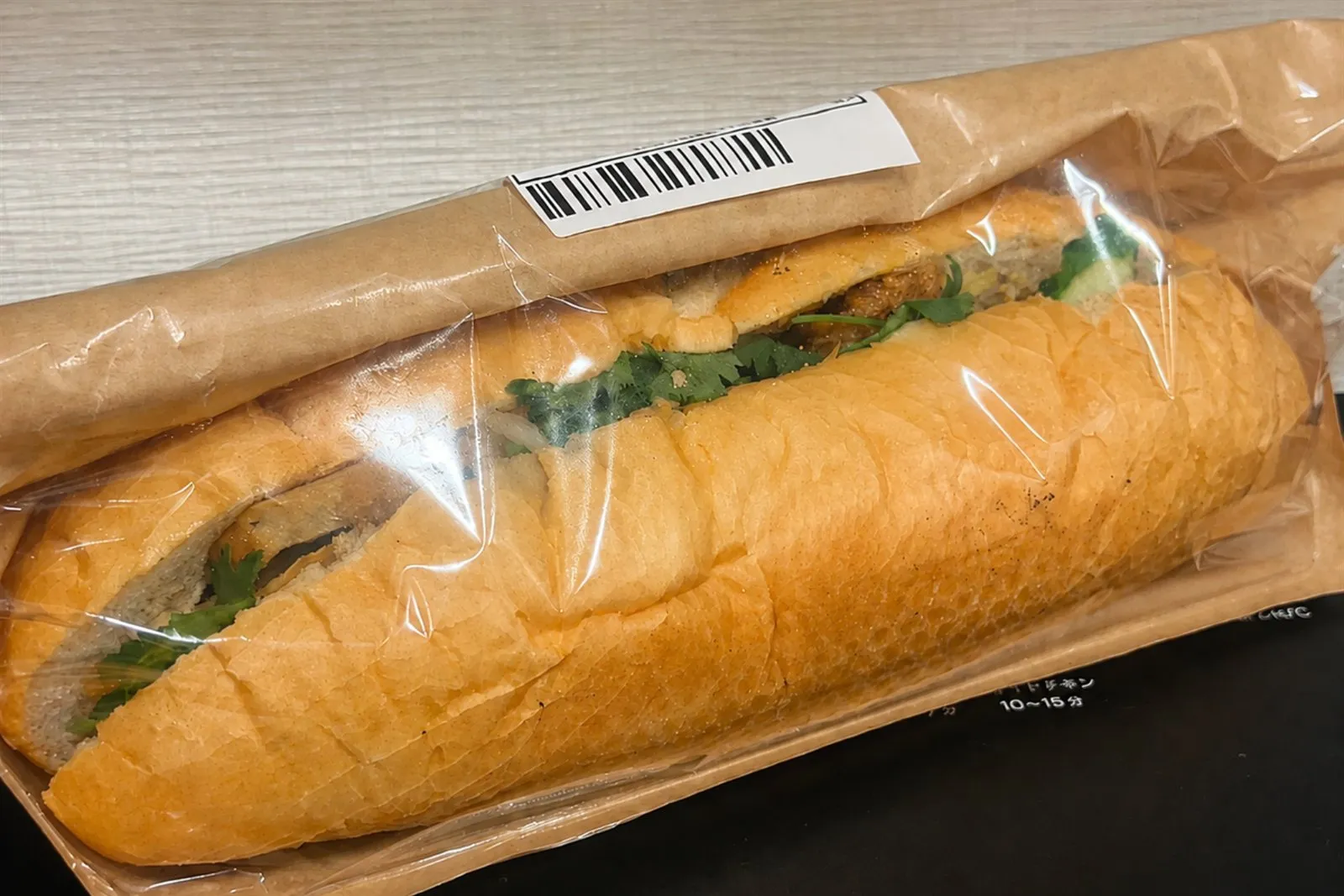テイクアウト用に包装したベト屋のバインミー