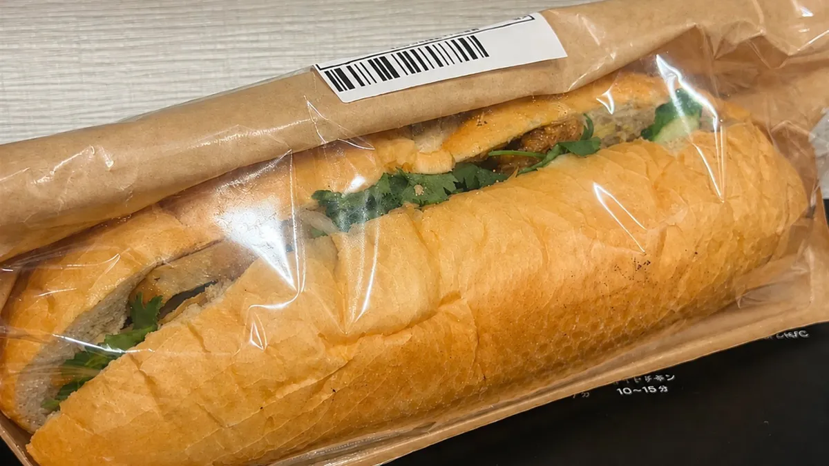 テイクアウト用に包装したベト屋のバインミー
