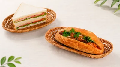 バインミーとサンドイッチを並べた比較写真