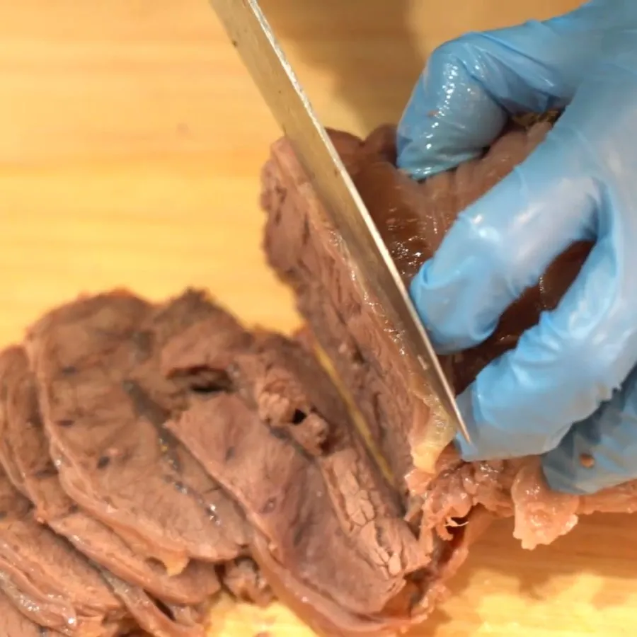 トッピング用に切り分ける牛肉
