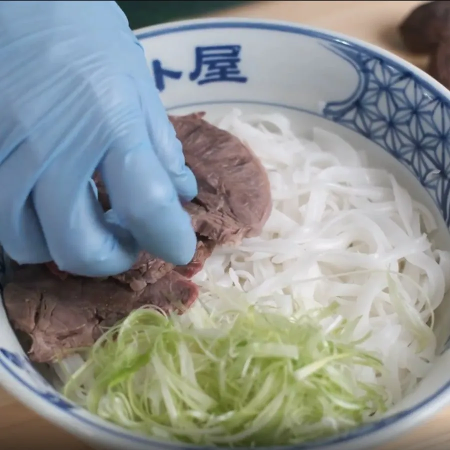 麺へのこだわり。米粉からつくった生麺を器に盛りつける