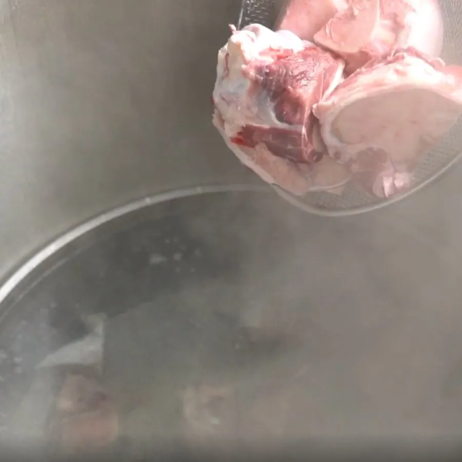 寸胴鍋に牛骨・豚骨・鶏ガラを沈めていく、フォーの仕込みの始まり
