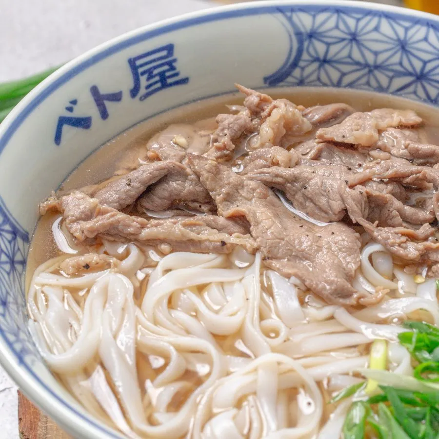 仕込みを終えた生の平打ち麺と牛肉のフォー