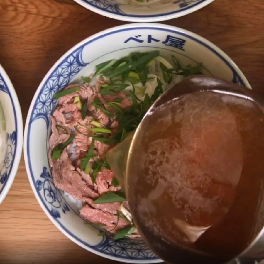 朝の仕込みの最後、澄んだスープを器に注ぐ