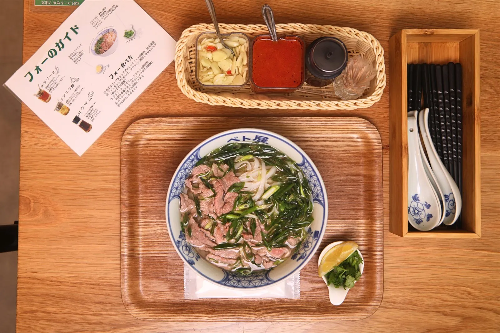 朝の仕込みを終えて出される、ベト屋の一杯と卓上の薬味