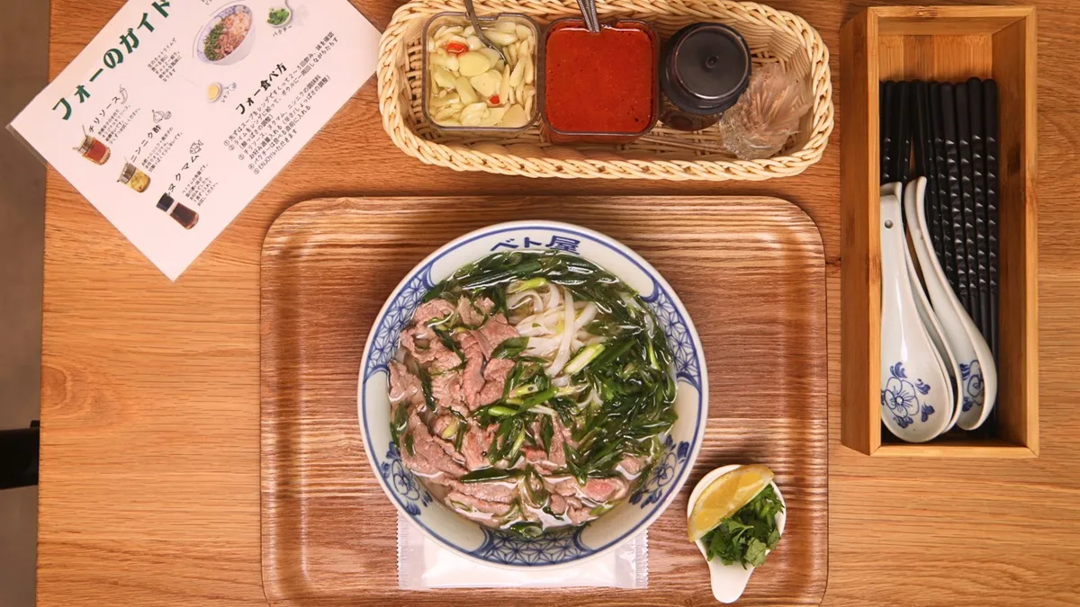 朝の仕込みを終えて出される、ベト屋の一杯と卓上の薬味