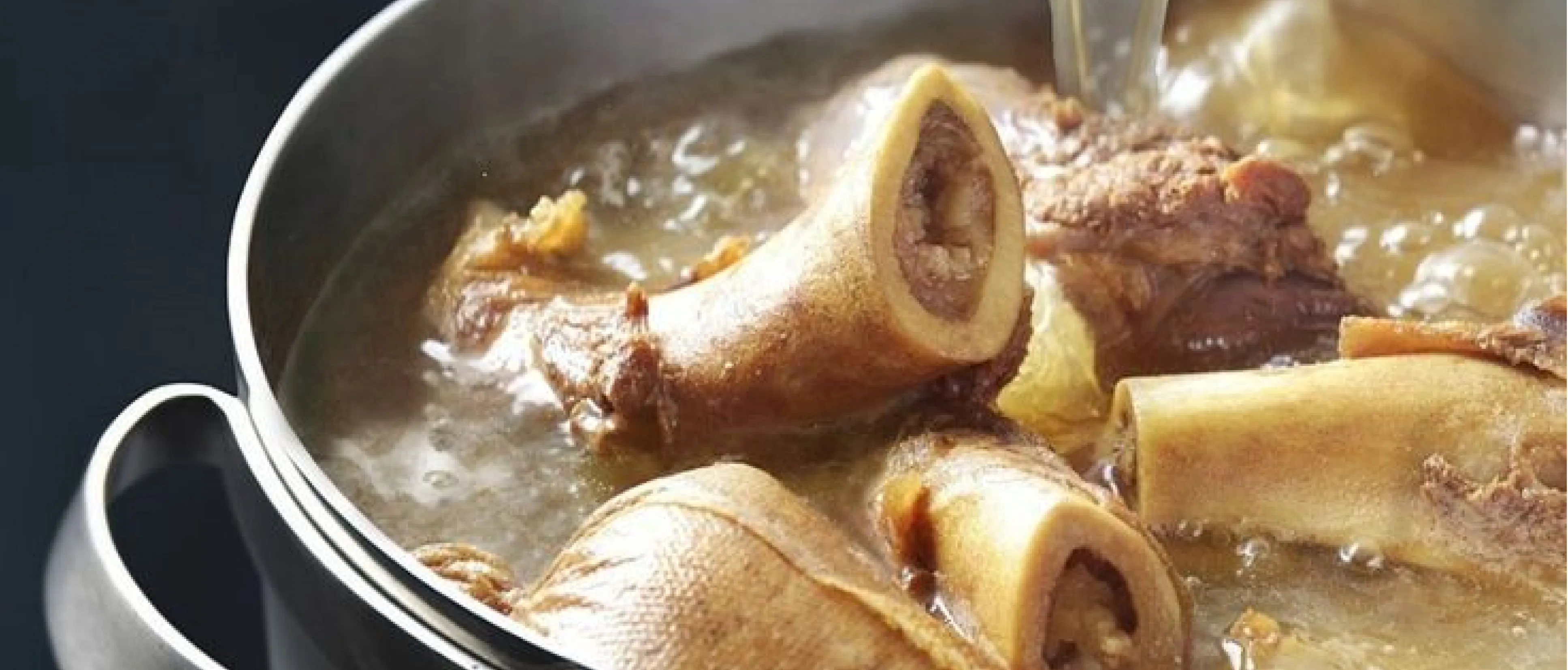 寸胴でじっくり炊く牛・豚・鶏の骨