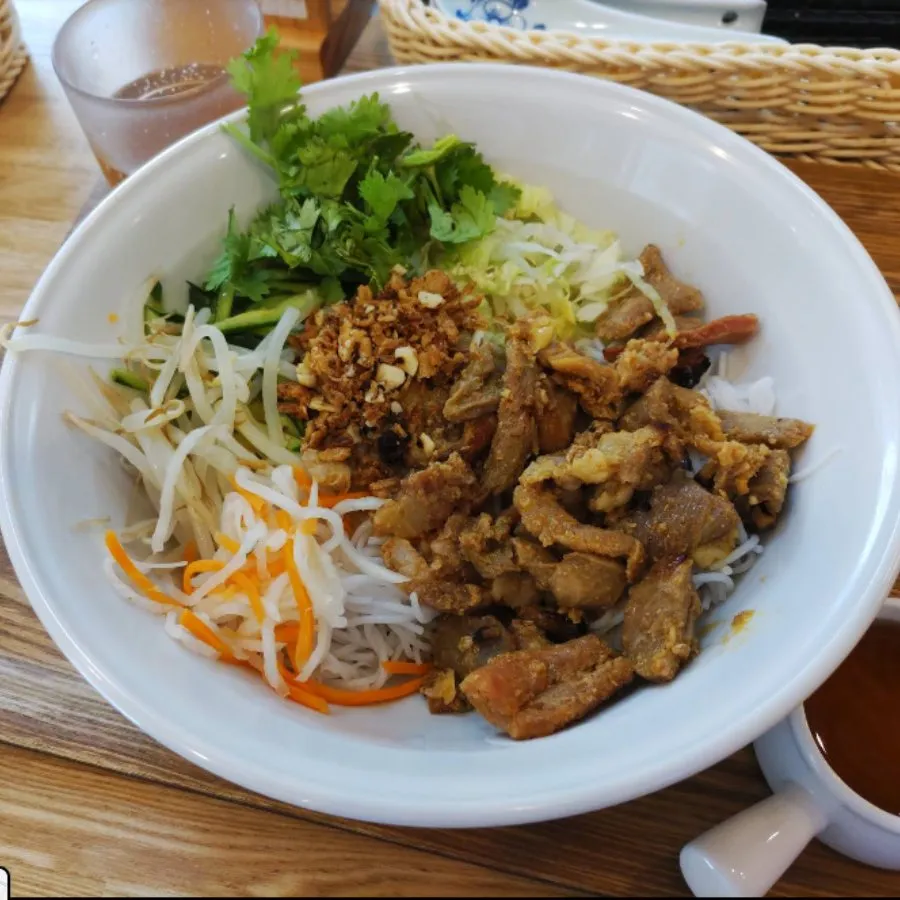 香ばしく焼いた豚肉と生野菜をのせた豚肉BBQブン