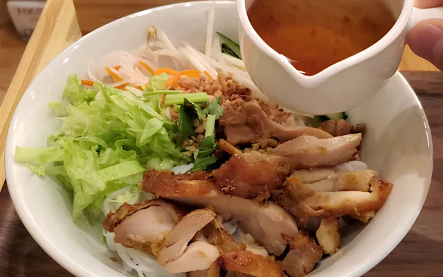 たれをかけて食べる和え麺タイプのブン