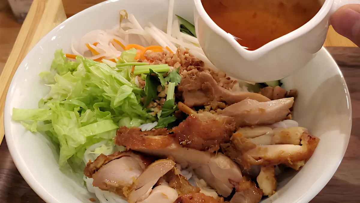 たれをかけて食べる和え麺タイプのブン