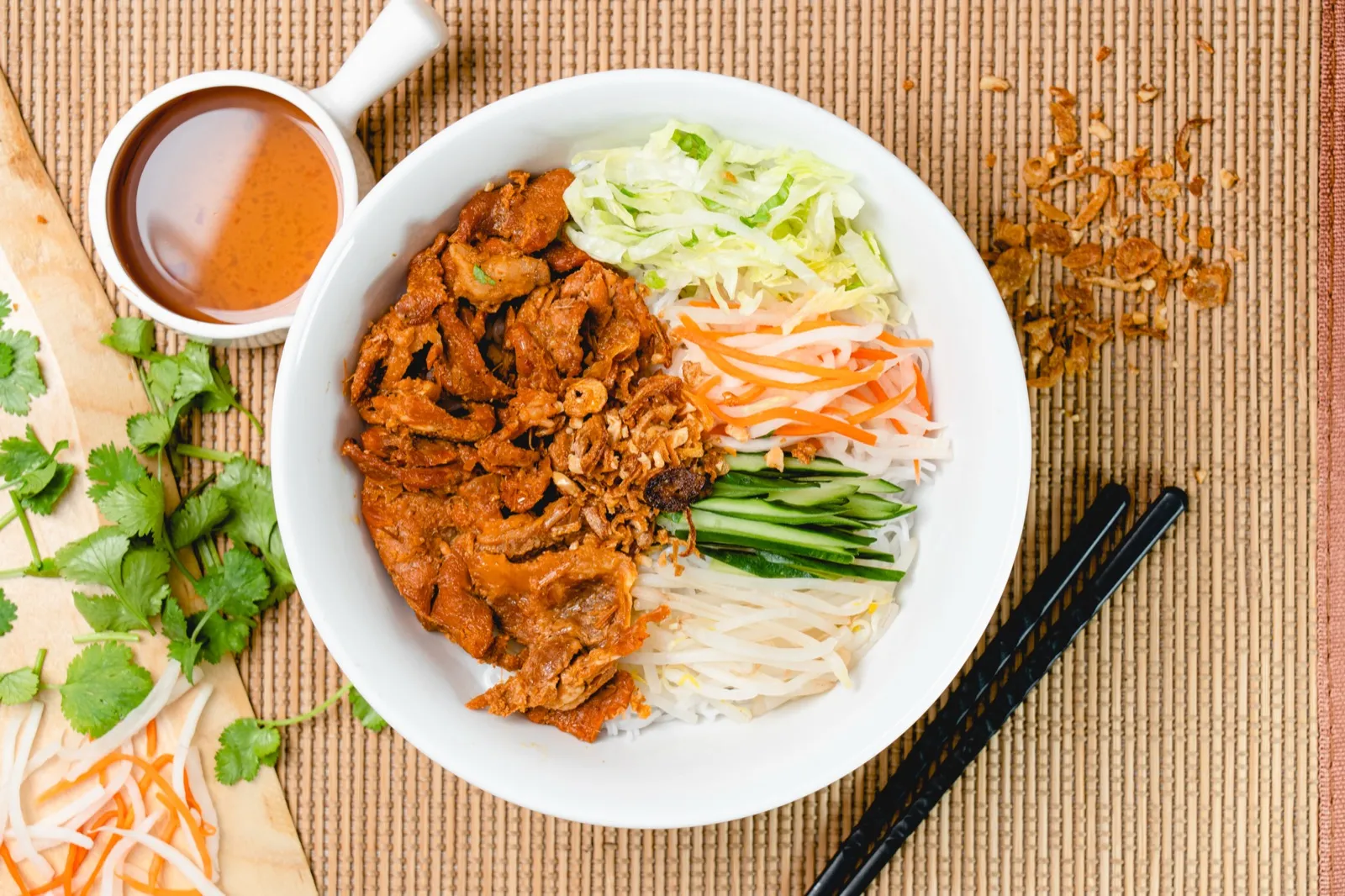 たっぷり野菜と甘酸っぱいソースで楽しむベトナムの米粉麺ブン