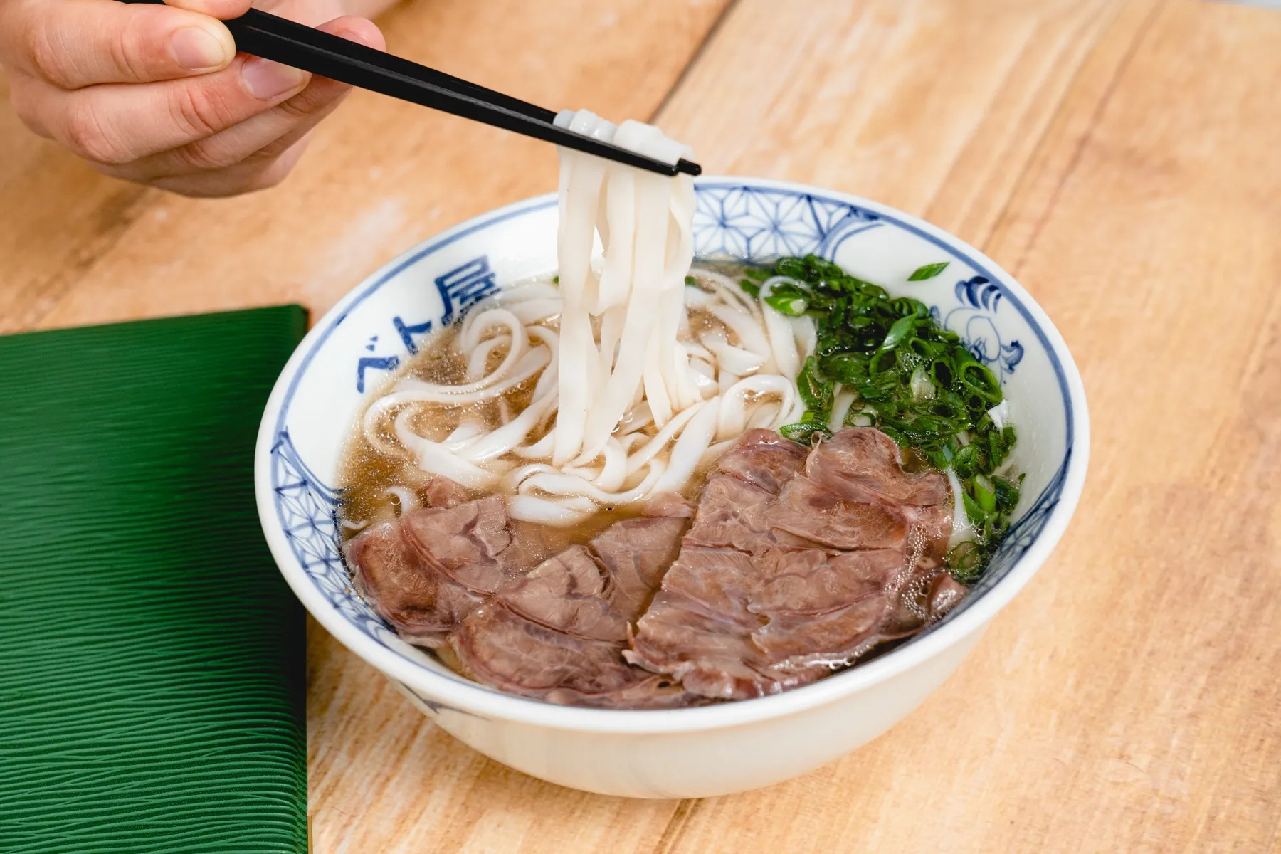箸で持ち上げたベト屋のフォー
