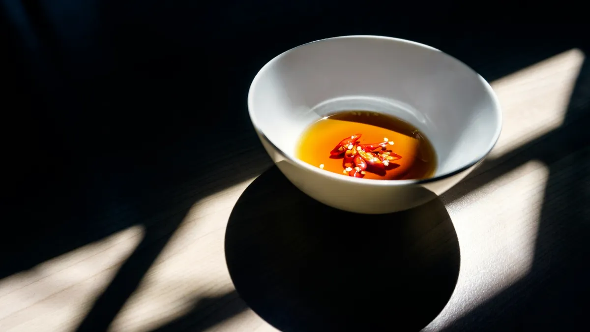 ベトナムの食卓に欠かせない調味料「ヌクマム」とは？
