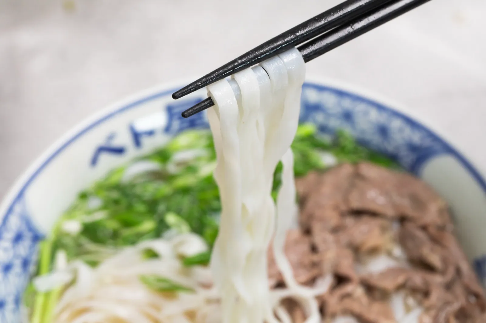 箸で持ち上げたベト屋の生フォー麺