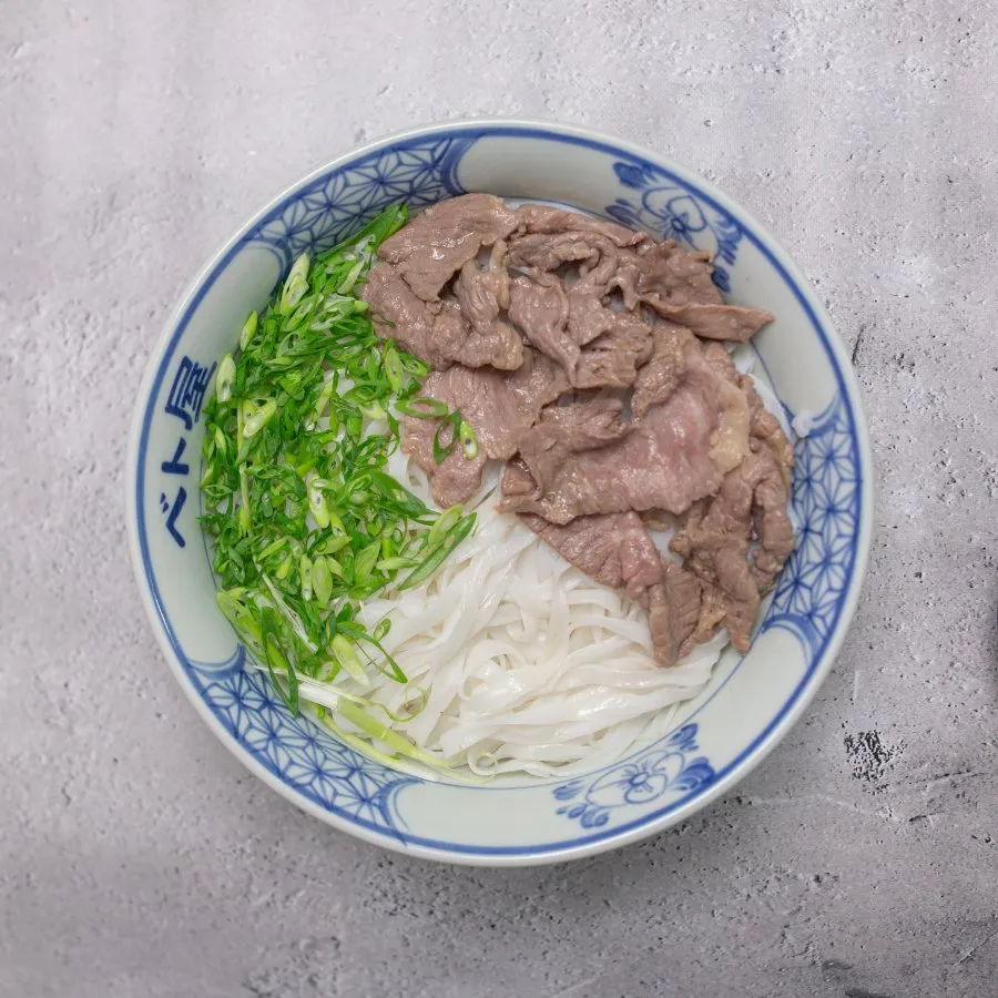 やわらかい薄切り牛肉をのせた定番牛肉フォー