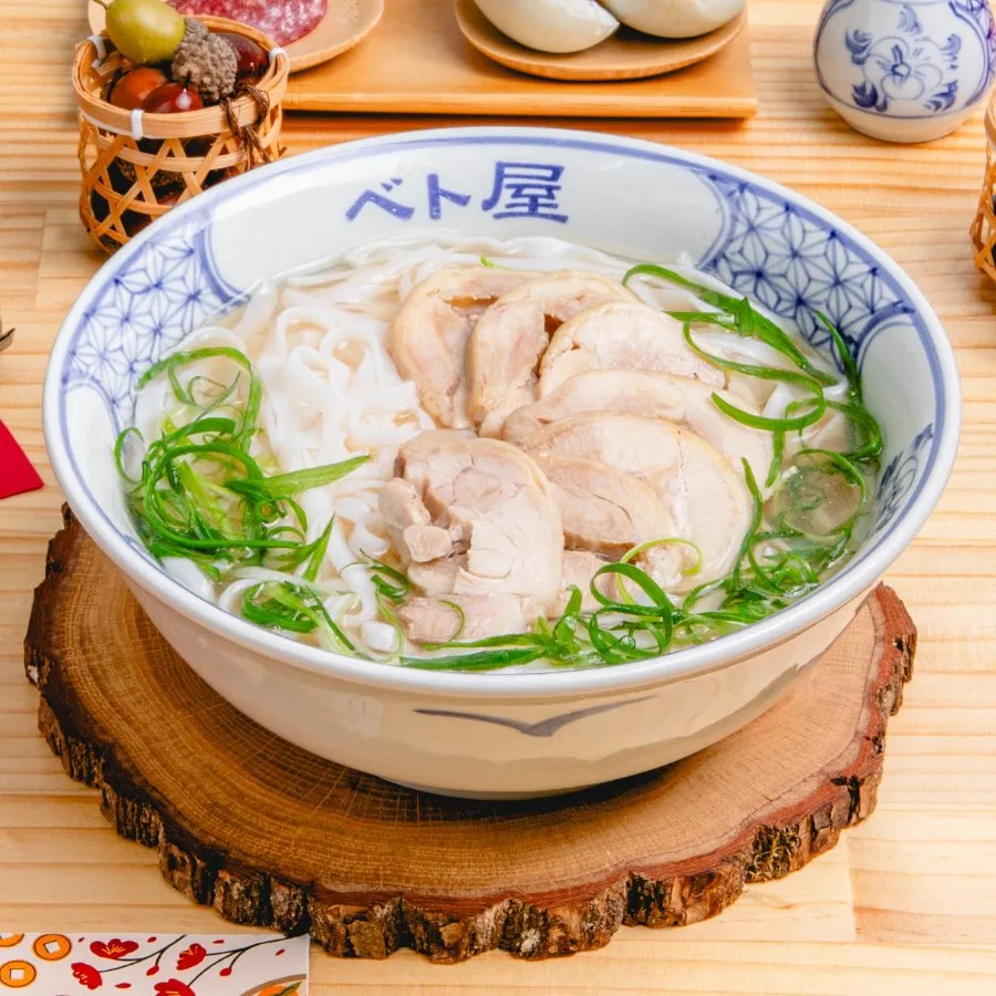 澄み切ったスープの鶏肉フォー