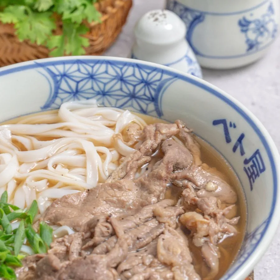 タンパク質源になる牛肉をのせたフォー