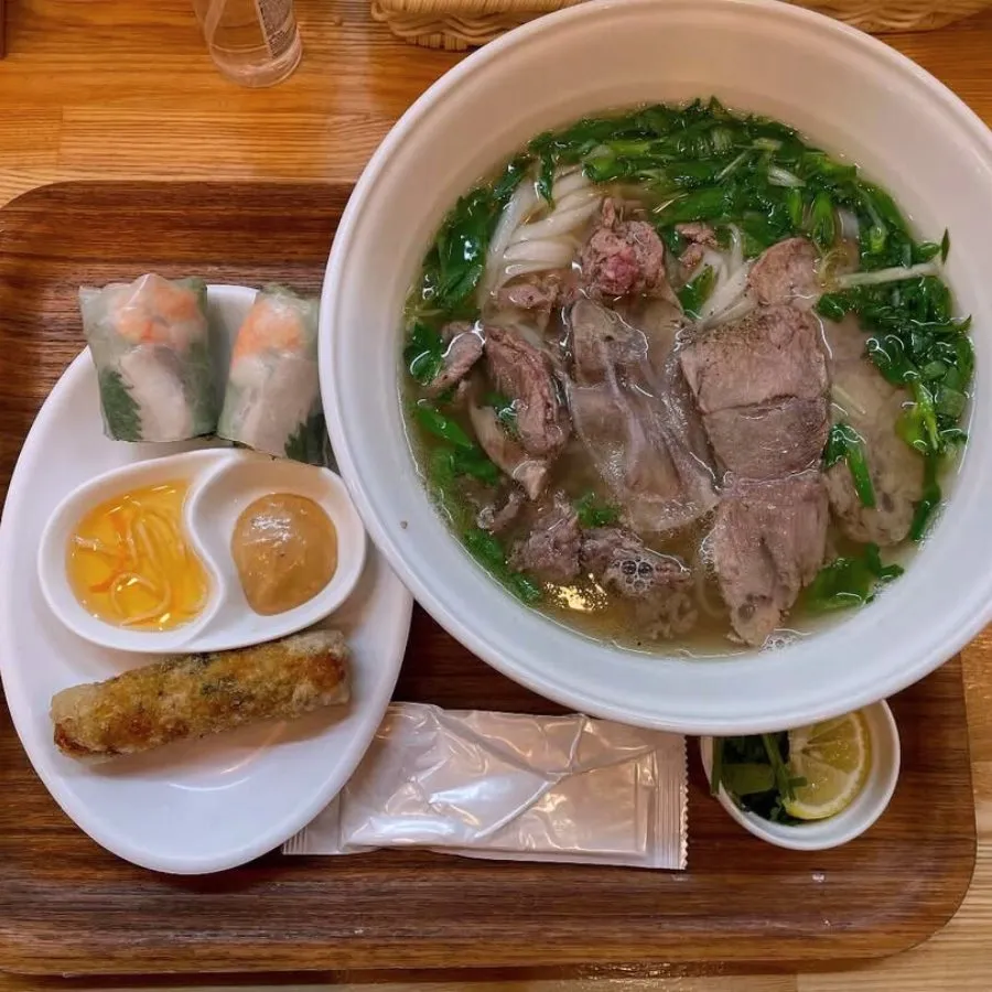 サイドメニューを並べて、順番に楽しむベトナムの食卓
