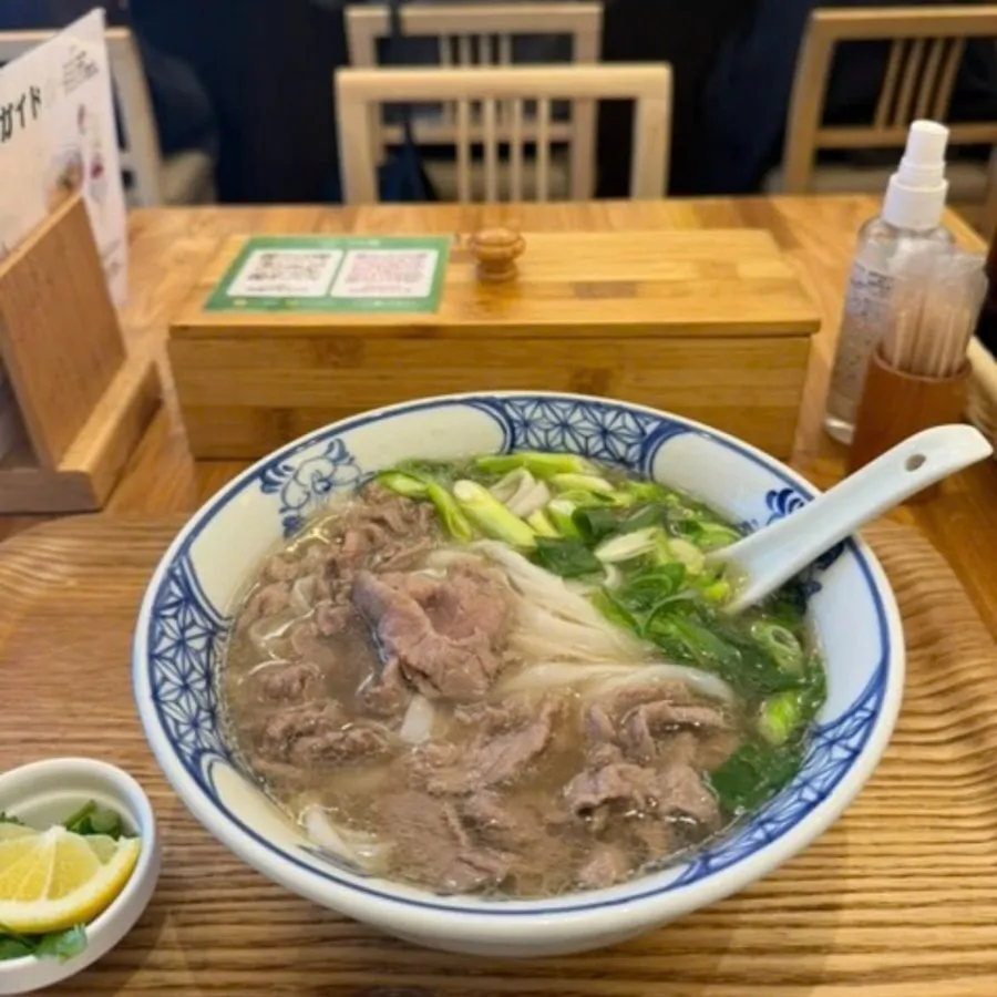 テーブルに運ばれた、できたての一杯