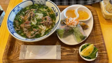 フォーと生春巻き・揚げ春巻きを並べた、サイドメニュー付きのお盆