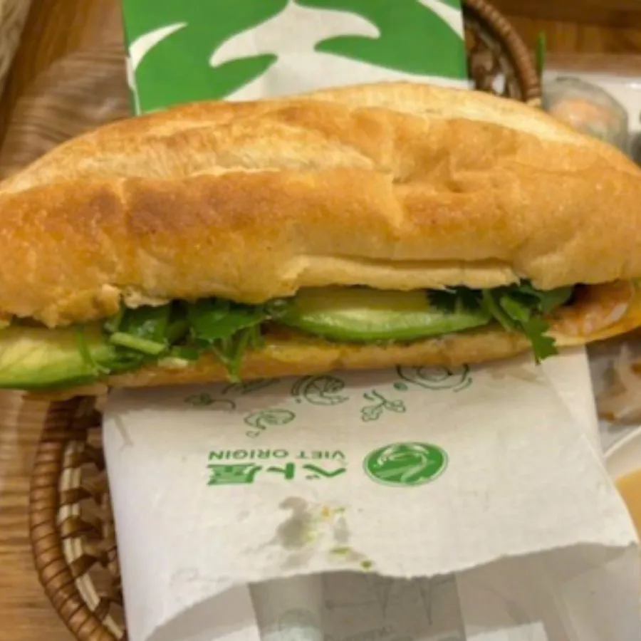 紙に包まれたベト屋のバインミー