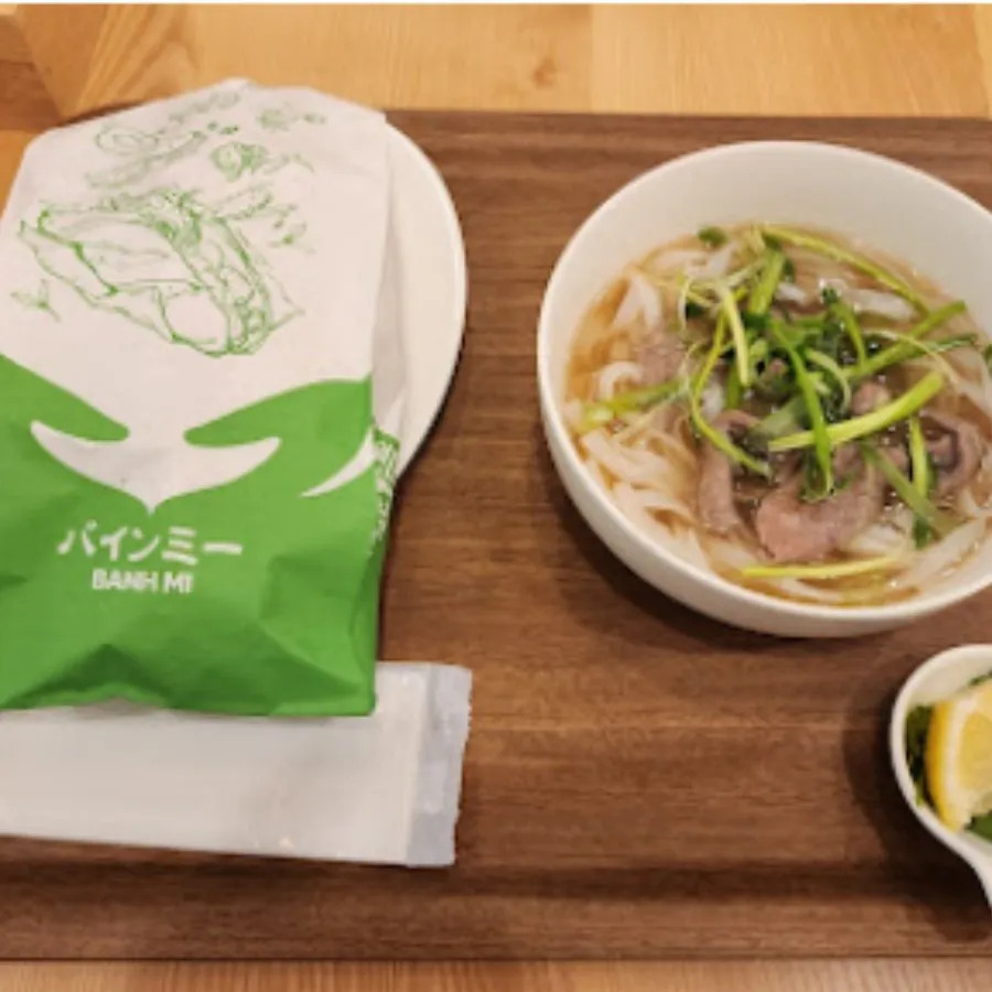 バインミーとミニサイズのフォーを合わせたランチセット