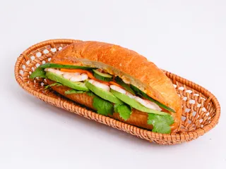 エビとアボカドバインミー