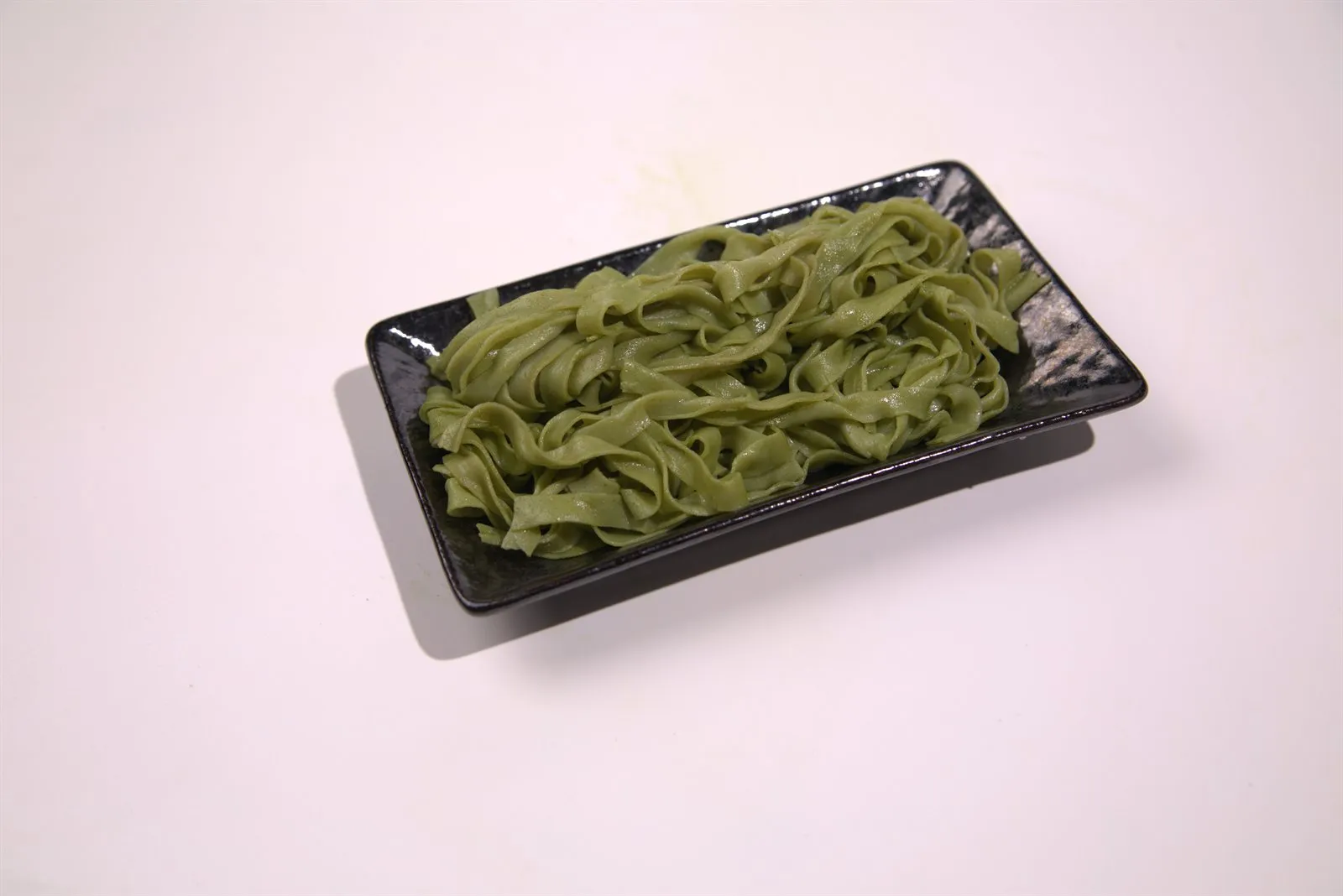 一番茶を練り込んで仕上げた生麺