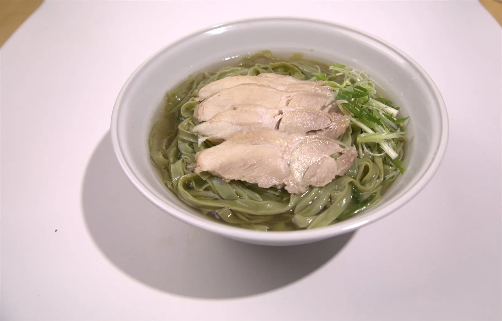 温かい鶏だしスープと緑の麺