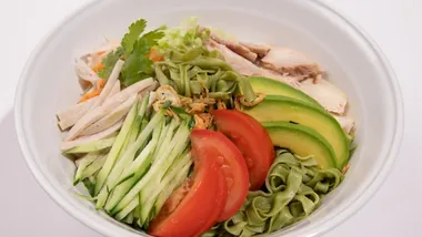 一番茶を練り込んだ緑色の麺の冷やし煎茶フォー