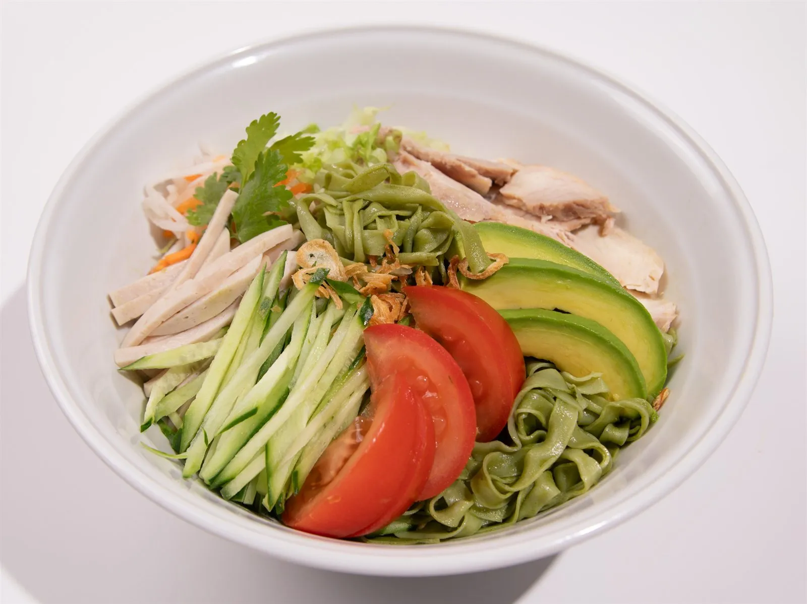 一番茶を練り込んだ緑色の麺の冷やし煎茶フォー