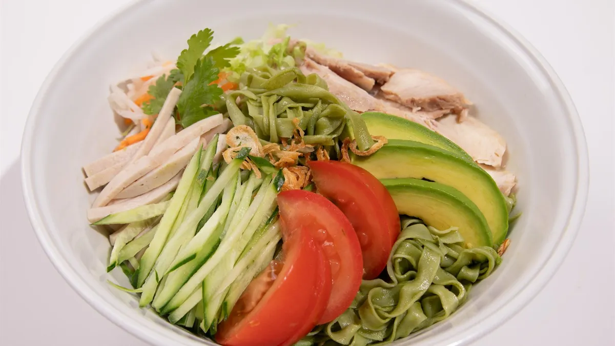 一番茶を練り込んだ緑色の麺の冷やし煎茶フォー
