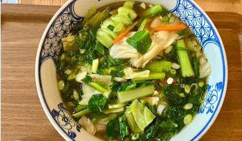 たっぷりの野菜をのせた野菜フォーを上から見たところ