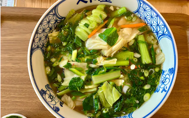 たっぷりの野菜をのせた野菜フォーを上から見たところ