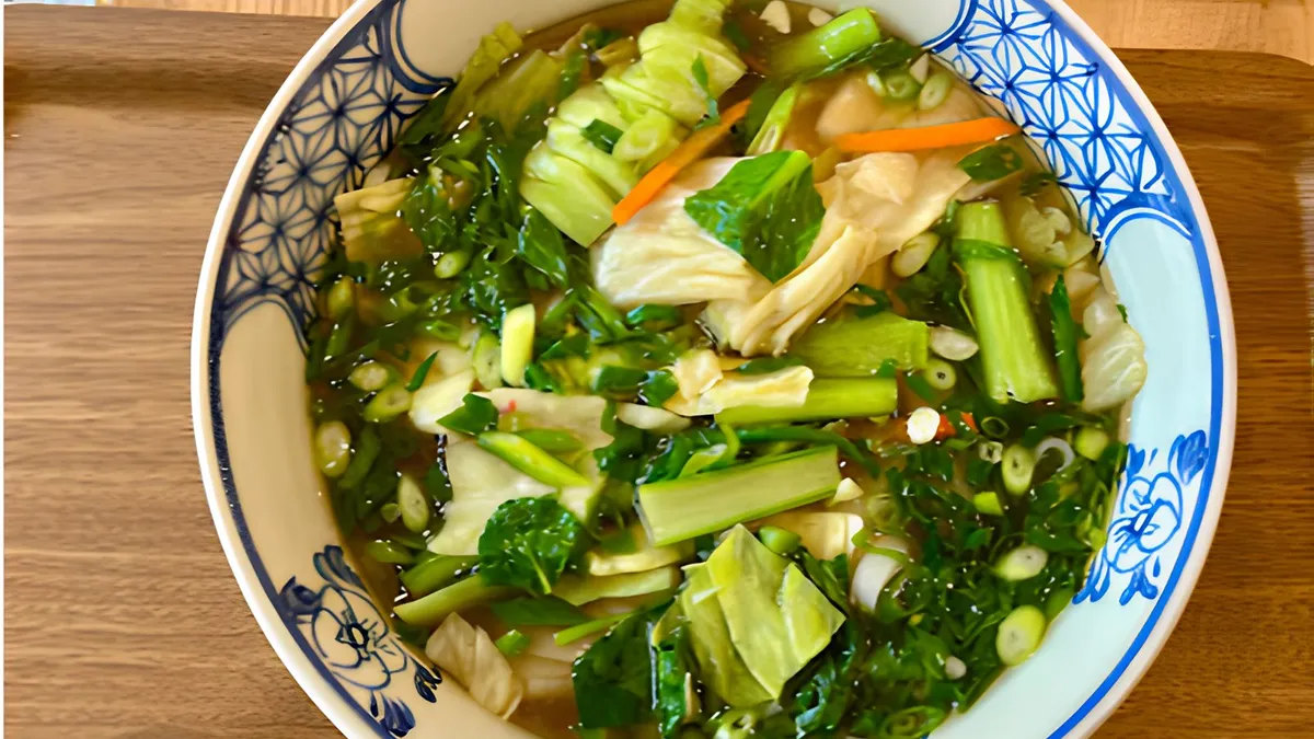 たっぷりの野菜をのせた野菜フォーを上から見たところ