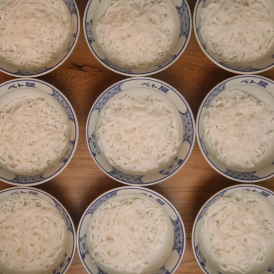 米粉と水からつくる平打ちの生麺を器に取り分けたところ