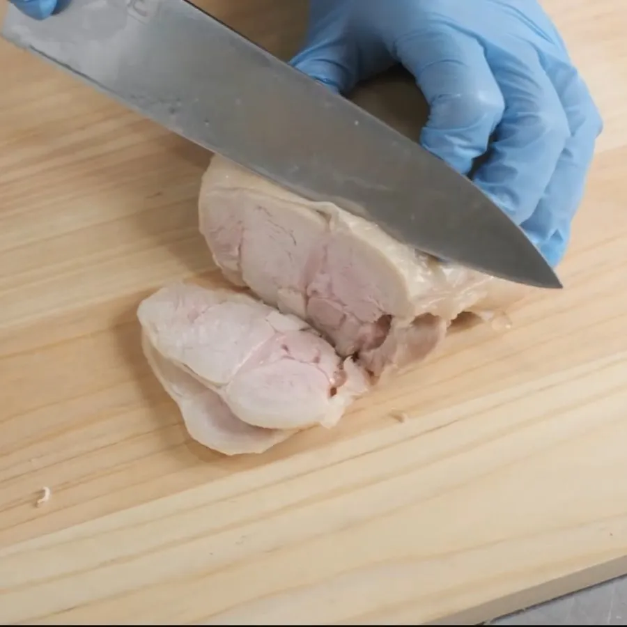鶏肉フォーに使う鶏むね肉を切り分ける