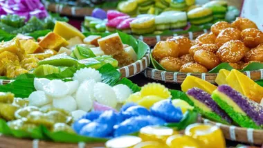 ベトナムの伝統菓子 色鮮やかなバインが並ぶ市場の風景