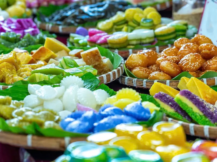 ベトナムの伝統菓子 色鮮やかなバインが並ぶ市場の風景
